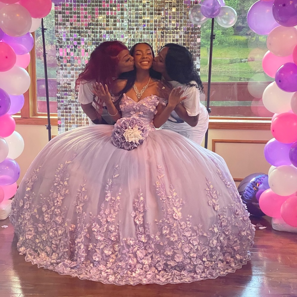 Stunning Lilac Quinceanera/ Prom Dress - Picture 1 of 8